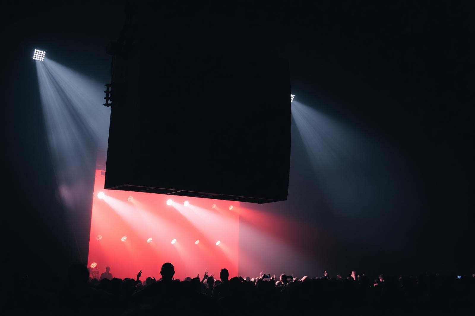 Großes Line-Array-Beschallungssystem bei einem Konzert